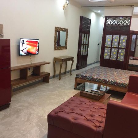 One Bed Studio Apartment near Shaukat Khanum Lahore Bagian luar foto